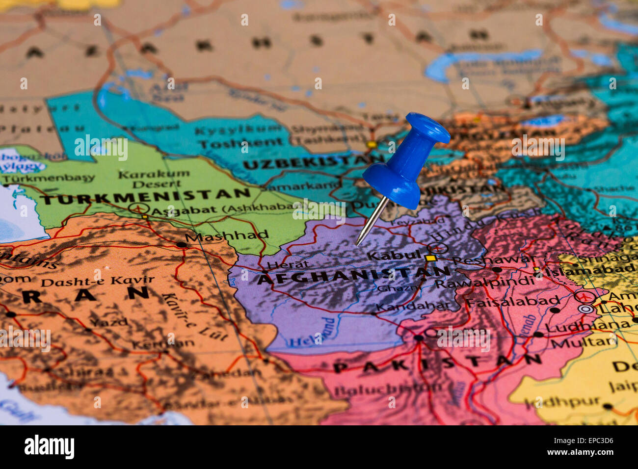 La carte de l'Afghanistan avec un clou bleu bloqué Banque D'Images