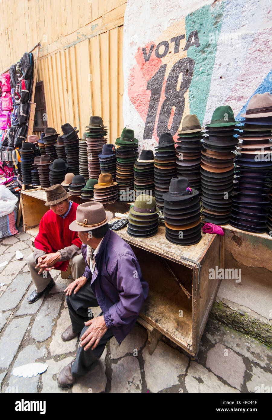 Hat vendeur au marché du jeudi, de Guamote, Chimborazo, Équateur Banque D'Images