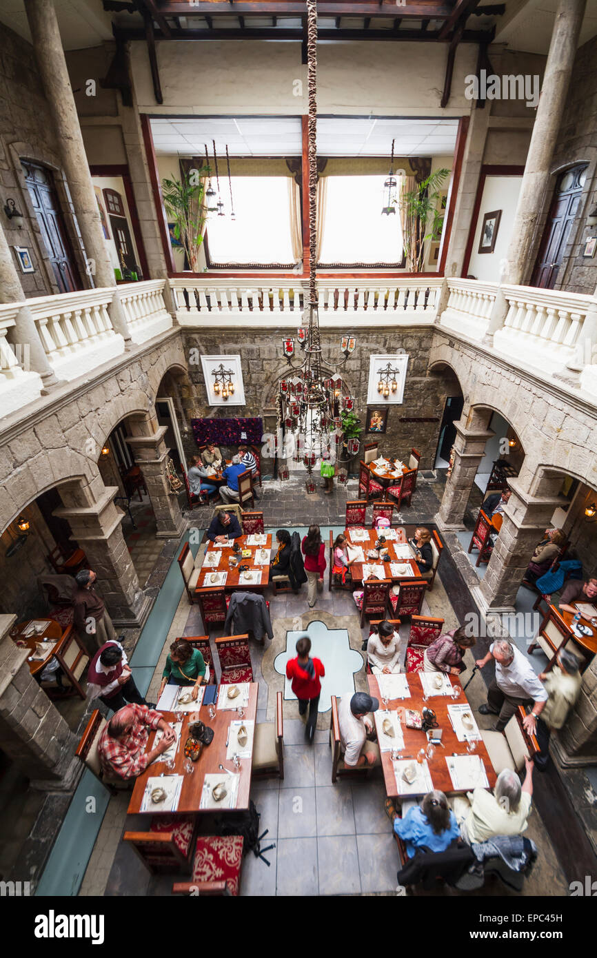 Les gens en train de déjeuner au restaurant de l'hôtel Roka Plaza, Ambato, Tungurahua, Equateur Banque D'Images