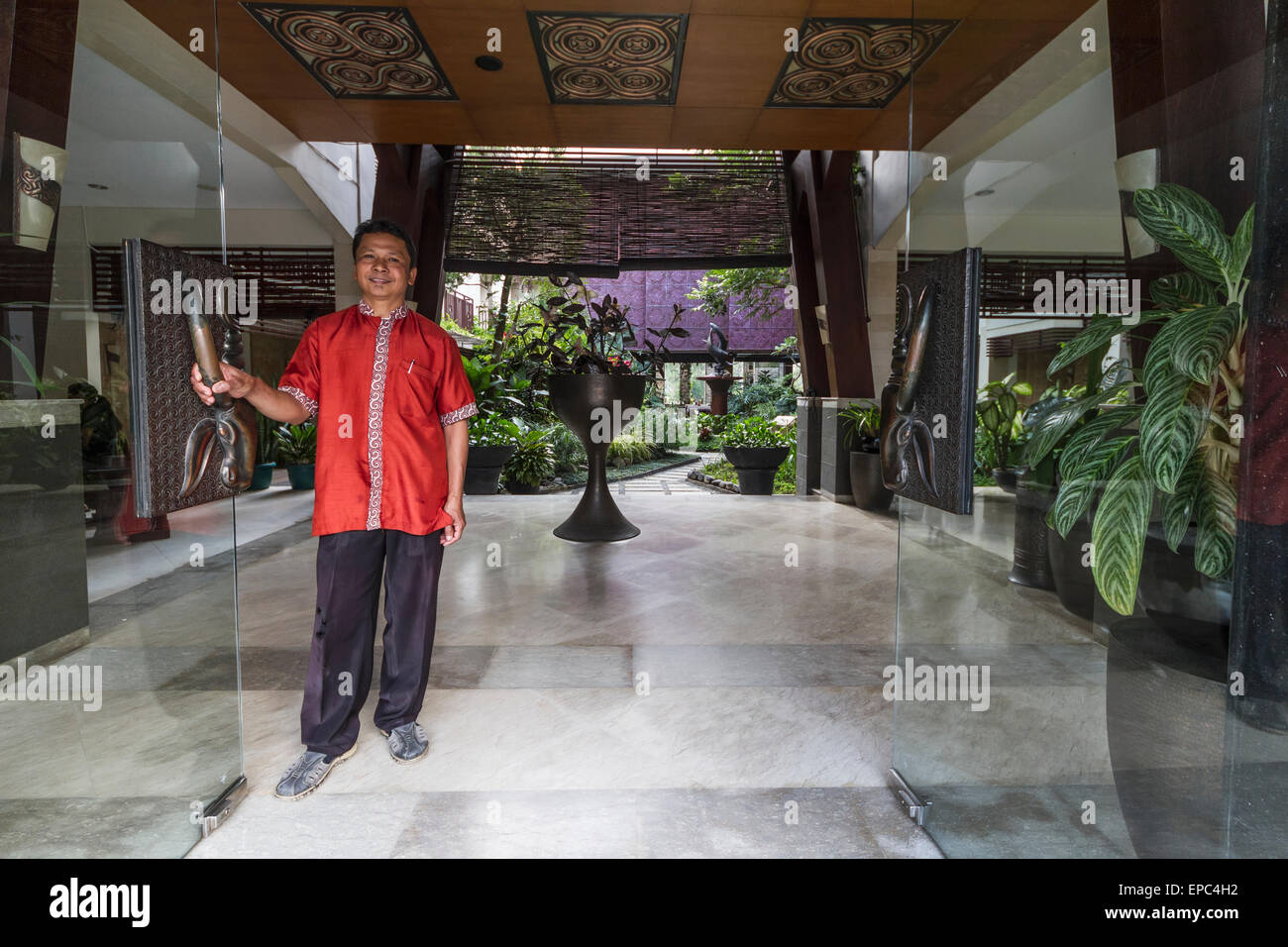 Chasseur à l'hôtel Toraja Rantepao, Luta, Toraja de Sulawesi du Sud, des terres, de l'Indonésie Banque D'Images