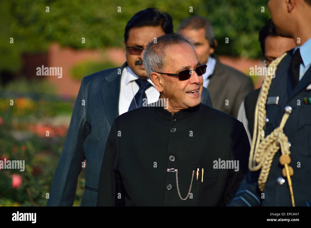 Pranab Kumar Mukherjee,13e Président de l'Inde avec sa sécurité et le sida présidentielle promenades dans Mughal Gardens Delhi et rit Banque D'Images