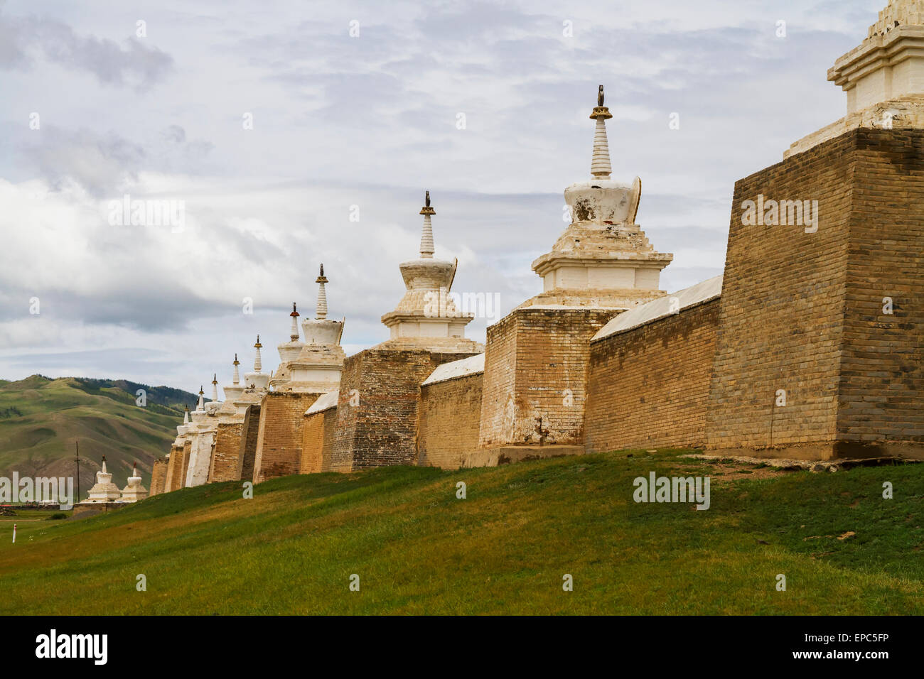 Sur le mur de stupas entourant le monastère Erdene Zuu, Karakorum (Kharkhorin), Mongolie, Province Övörkhangai Banque D'Images