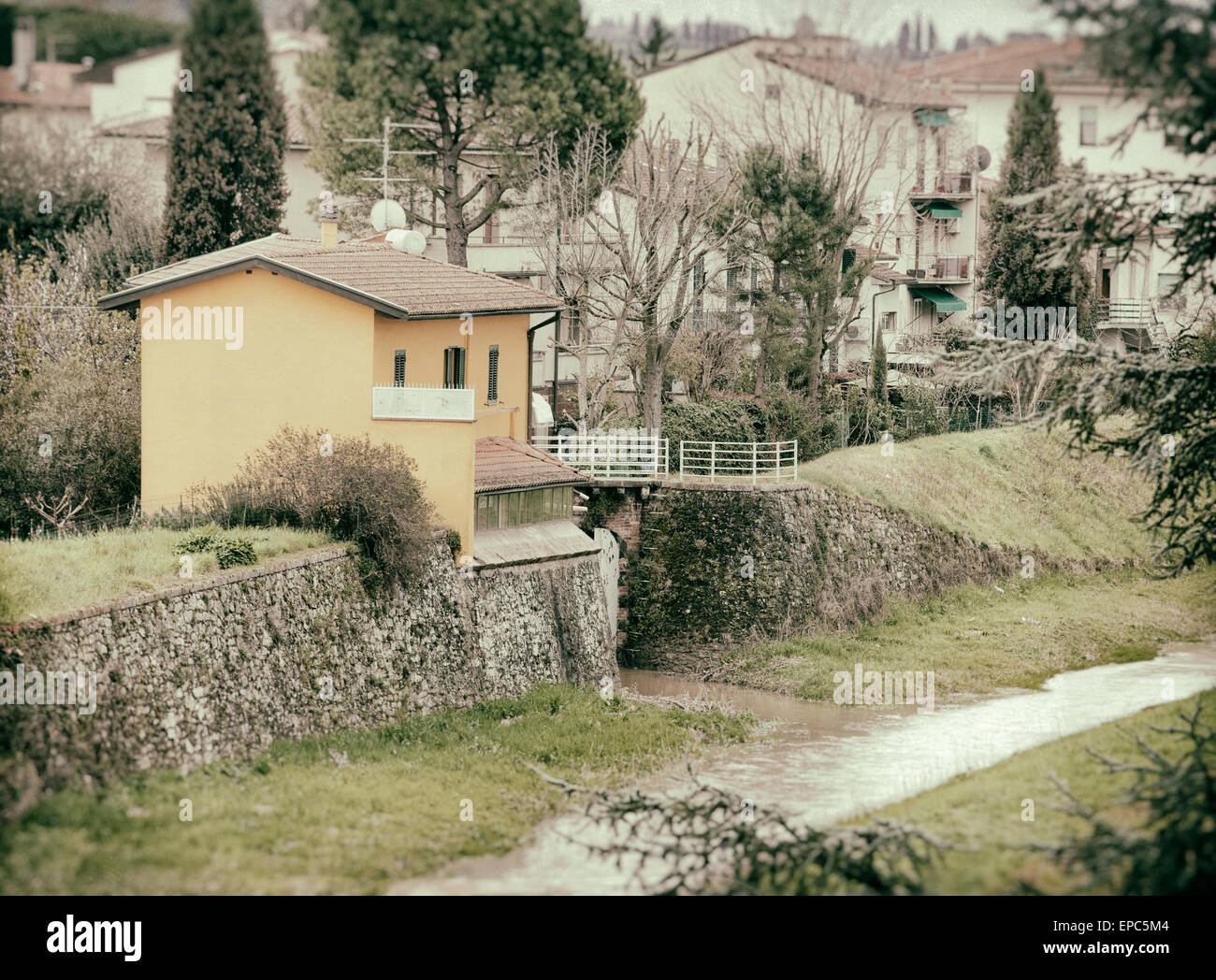 Maison typique de la Toscane, près de la rivière avec filtre photographique vintage. Banque D'Images