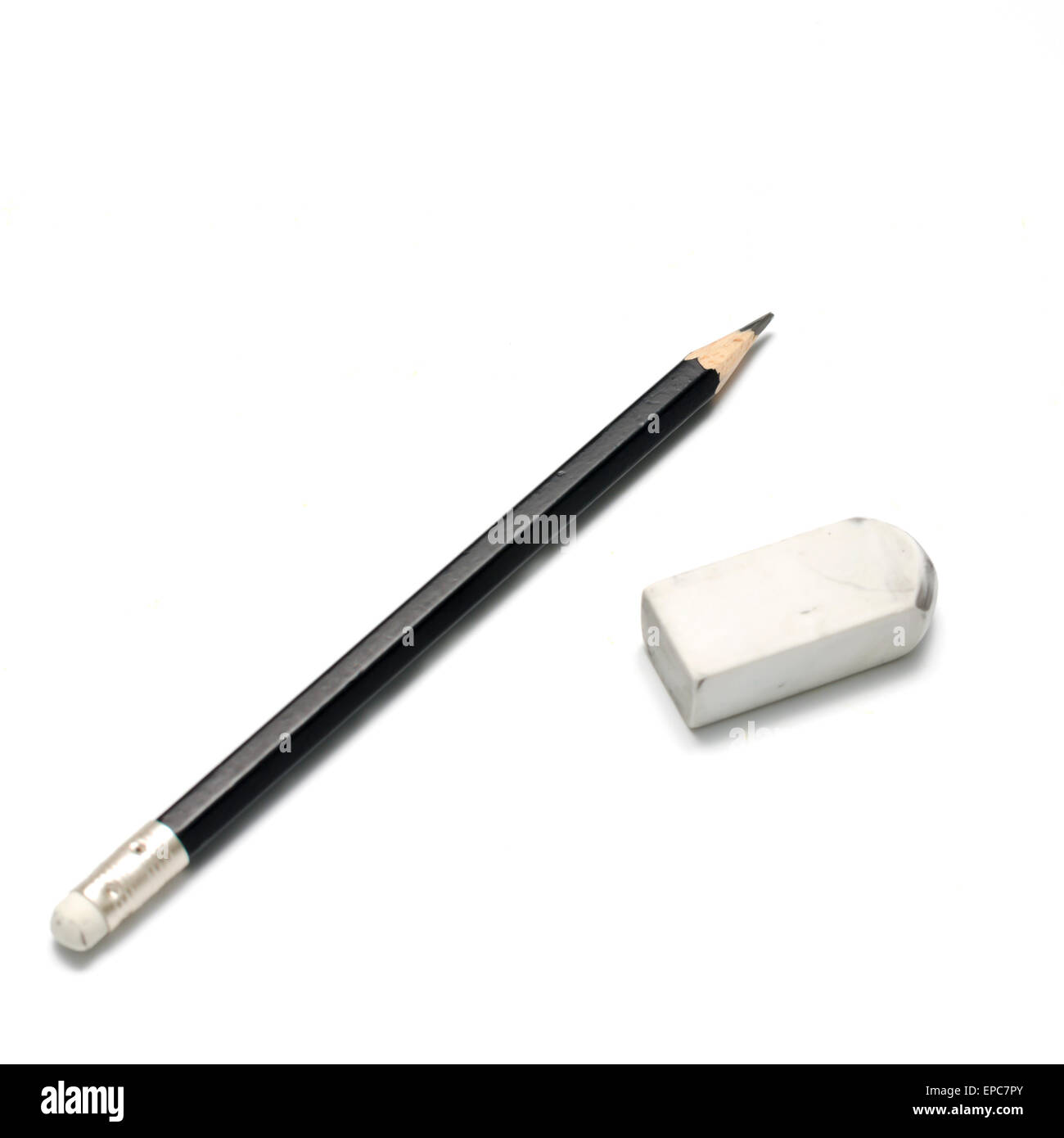 Gomme et crayon sur un fond blanc Banque D'Images