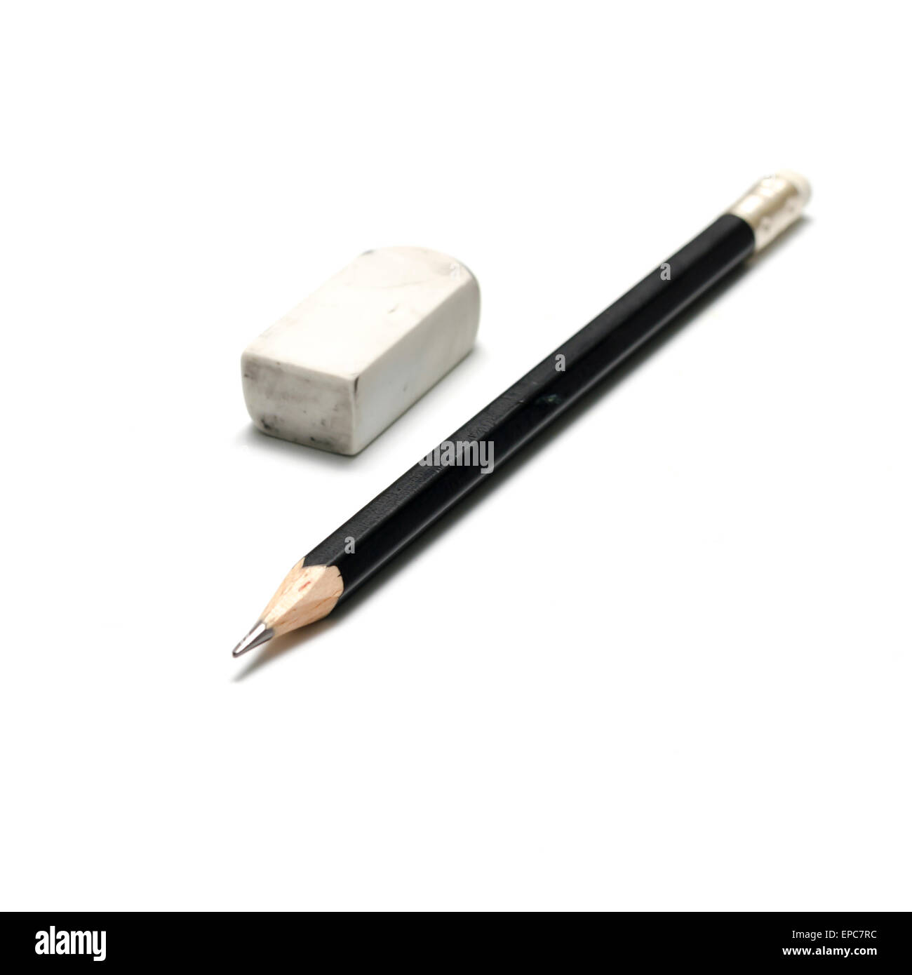 Gomme et crayon sur un fond blanc Banque D'Images