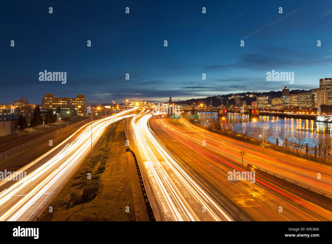 Le centre-ville de l'Oregon Portland Cityscape avec Interstate Freeway Traffic Light Trails au cours de Soir Heure Bleue Banque D'Images