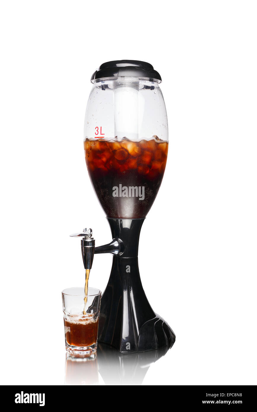 Cola ou soda avec de la glace a servi à grand réservoir avec robinet.  Coulée de cola dans grand verre illustré Photo Stock - Alamy
