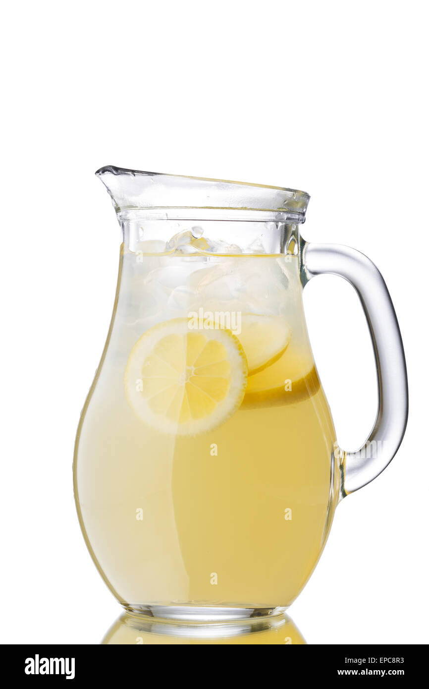 Lemonade pitcher isolé sur blanc. Banque D'Images