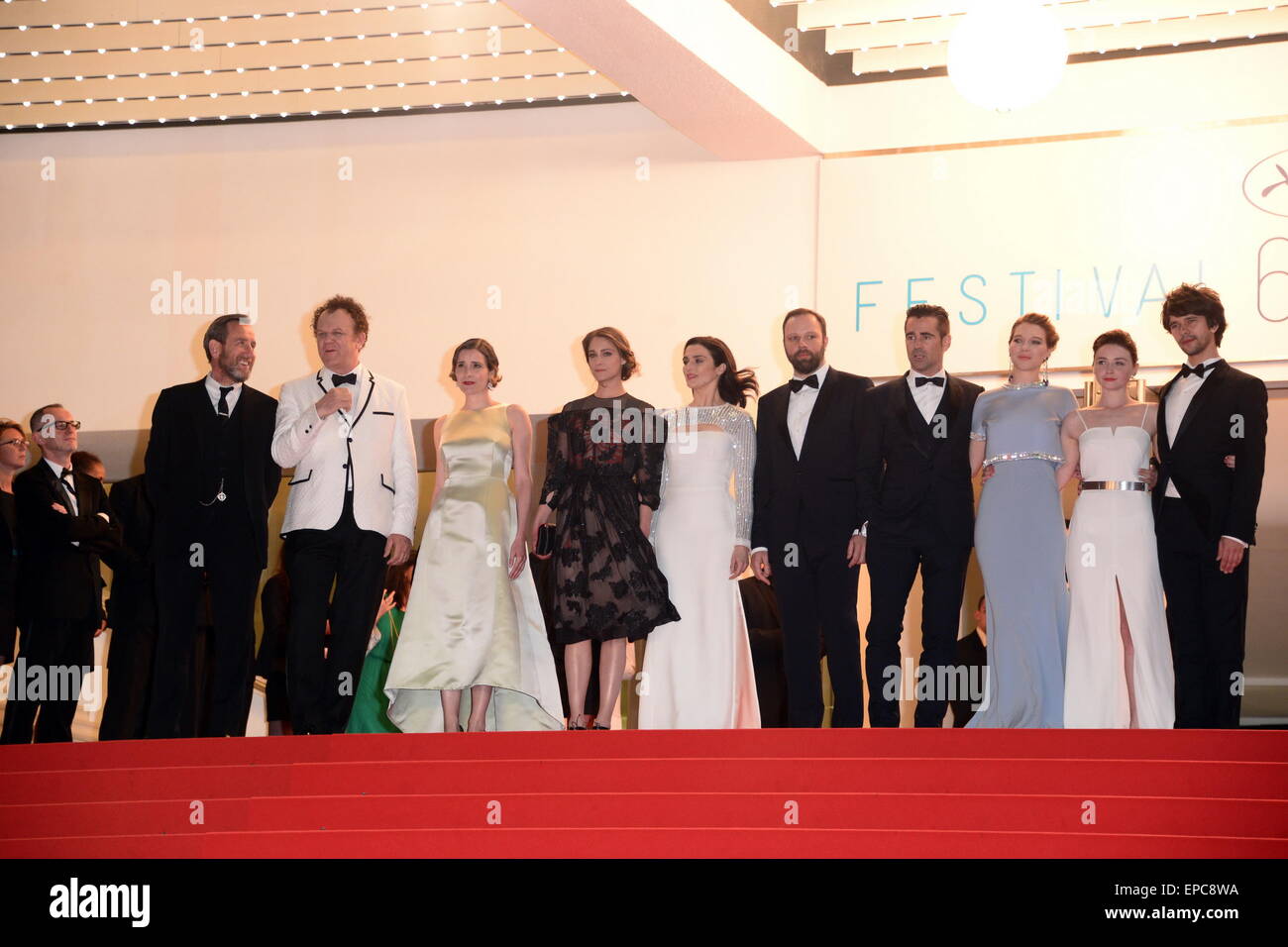 Cannes, France. 14 mai, 2015. CANNES, FRANCE - 15 MAI :(de gauche à droite) Ariane Labed, Ben Whishaw, Angeliki May Papoulia, Lea Seydoux, John C. Reilly, Jessica Barden, Rachel Weisz, Yorgos Lanthimos, Colin Farell et Michael Smiley assister à la première de 'la' Homard annuel lors de la 68e Festival de Cannes le 15 mai 2015 à Cannes, France. © Frédéric Injimbert/ZUMA/Alamy Fil Live News Banque D'Images