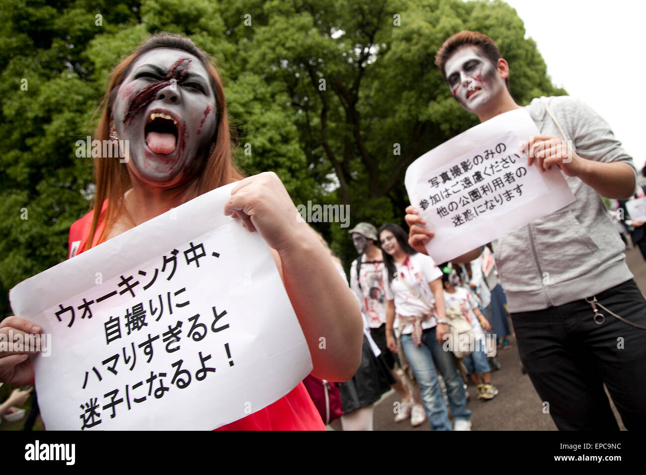 Tokyo, Japon. 16 mai, 2015. Les participants déguisés en zombies promenade dans Parc Yoyogi le 16 mai 2015, Tokyo, Japon. Le Parc Yoyogi annuel Zombie Walk implique des gens de tous âges s'habillant comme se transformer en zombies et The Walking Dead. Le site internet de l'événement indique à participants de zombies manners, comme de ne pas chasser les spectateurs et pas de déchets. Credit : Rodrigo Reyes Marin/AFLO/Alamy Live News Banque D'Images