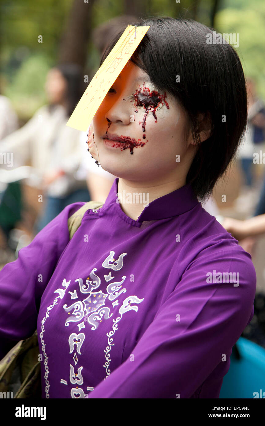 Tokyo, Japon. 16 mai, 2015. Une présence habillés comme des zombies se promener dans le Parc Yoyogi, le 16 mai 2015, Tokyo, Japon. Le Parc Yoyogi annuel Zombie Walk implique des gens de tous âges s'habillant comme se transformer en zombies et The Walking Dead. Le site internet de l'événement indique à participants de zombies manners, comme de ne pas chasser les spectateurs et pas de déchets. Credit : Rodrigo Reyes Marin/AFLO/Alamy Live News Banque D'Images