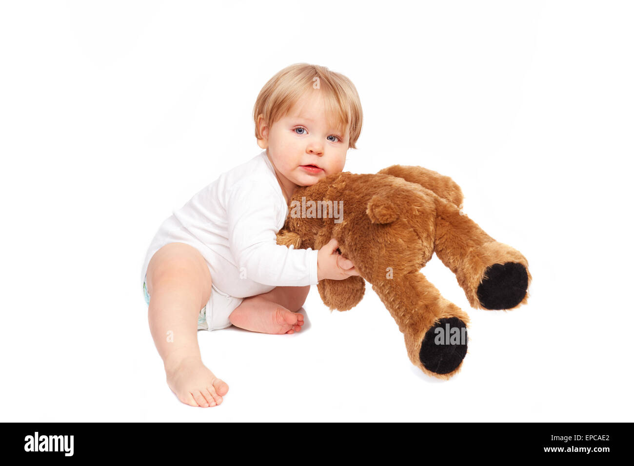 Petit garçon de câlins avec son ours en peluche Banque D'Images
