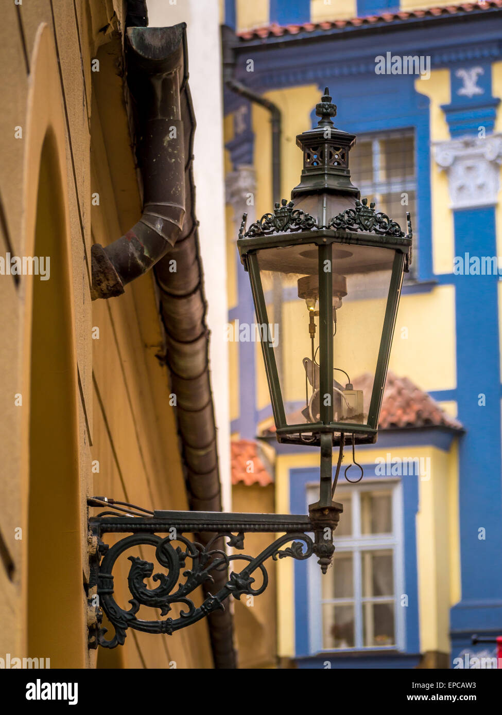 Vieille rue élégante lanterne dans Old Town Prague, République Tchèque Banque D'Images