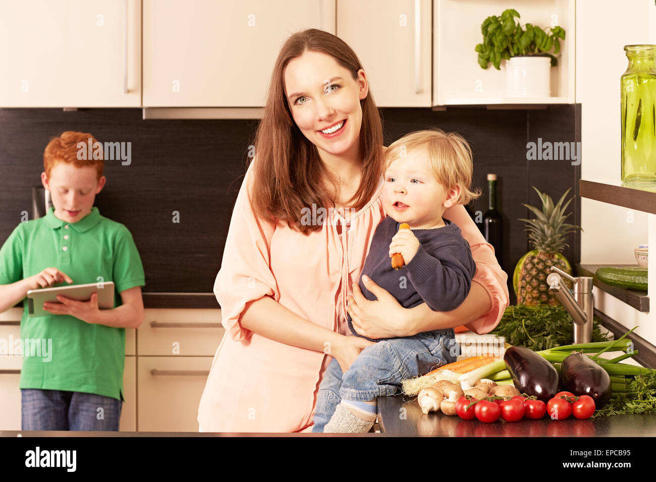 La mère et l'enfant dans la cuisine Banque D'Images