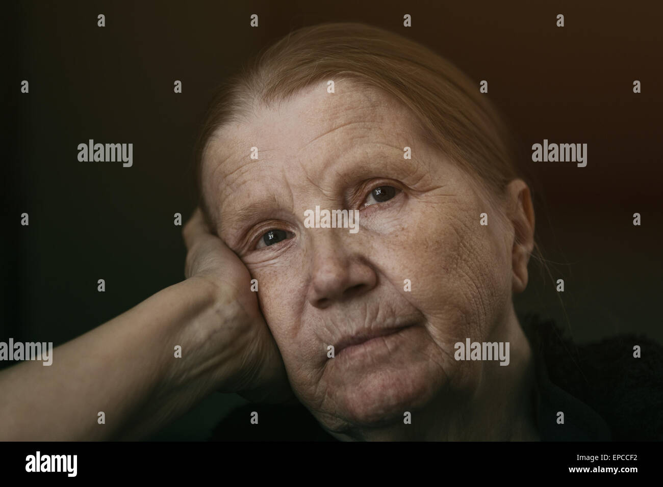 Senior woman looking à l'appareil photo avec regard triste shalow DOF Banque D'Images
