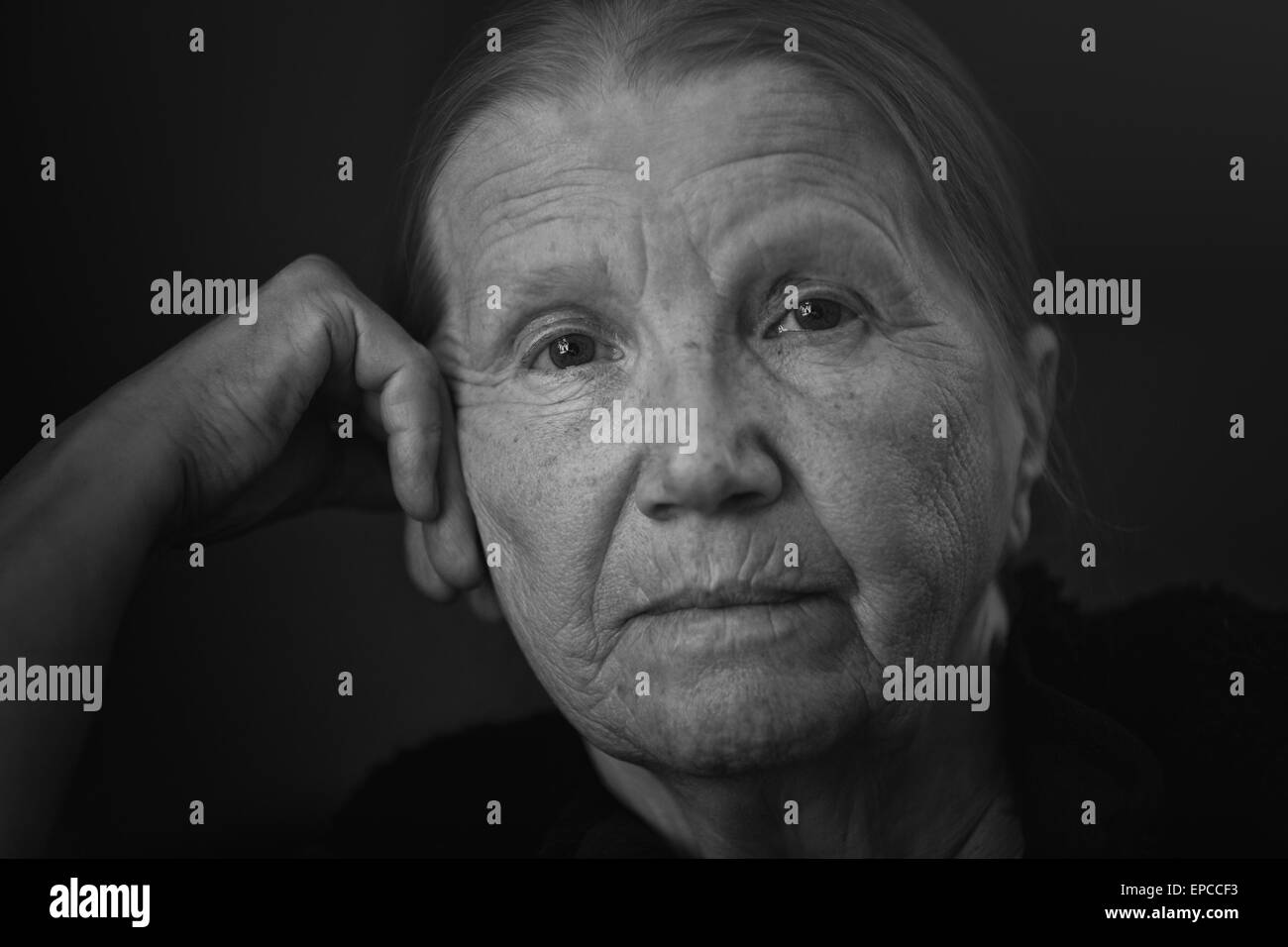 Senior woman looking à l'appareil photo avec shalow DOF Banque D'Images