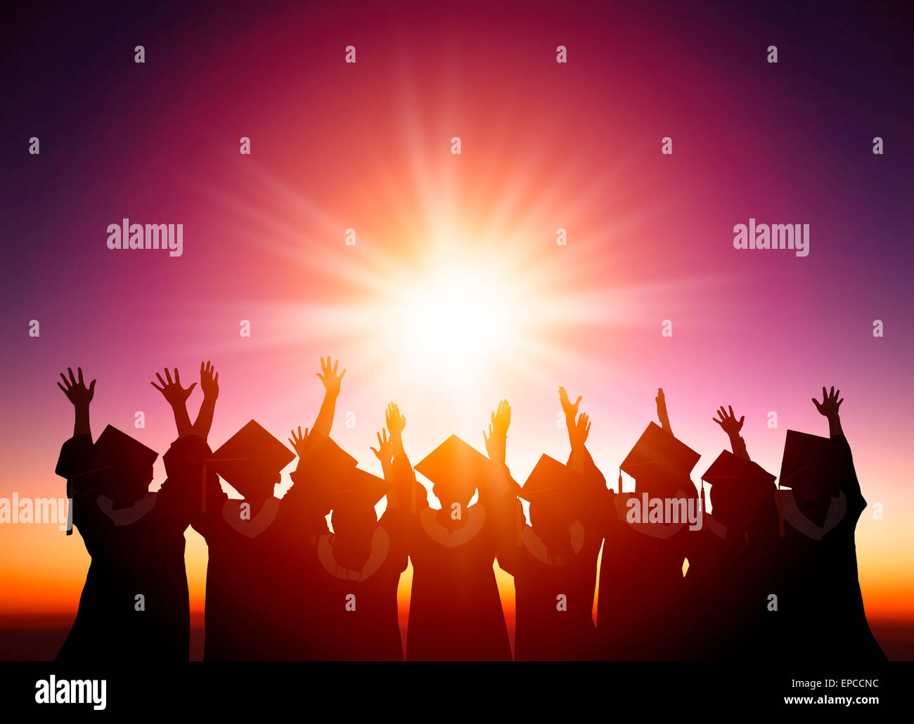 Silhouette d'étudiants pour célébrer l'obtention du diplôme de regarder la lumière du soleil Banque D'Images