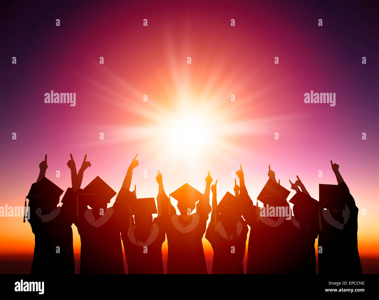 Silhouette d'étudiants pour célébrer l'obtention du diplôme de regarder la lumière du soleil Banque D'Images