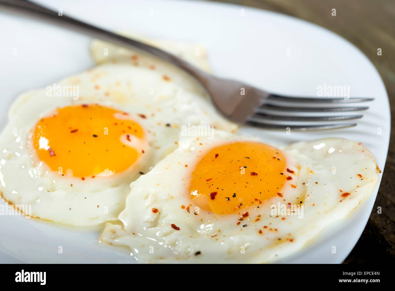 Deux œufs au plat pour le petit-déjeuner sain dans la plaque blanche Banque D'Images