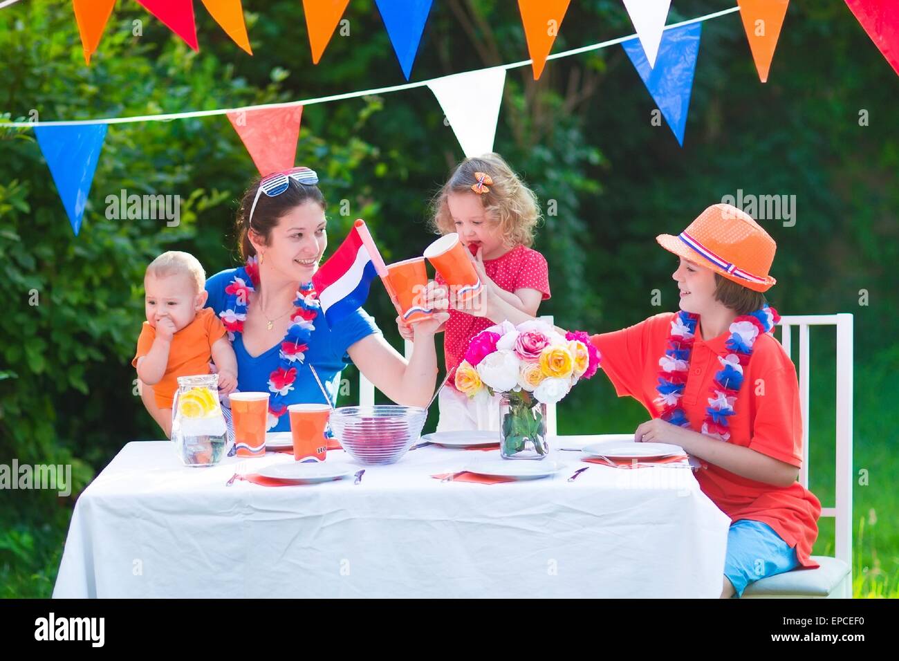 Heureux grand famille néerlandaise avec les enfants célébrer une fête nationale du sport ou s'amuser lors d'une victoire de la grillade dans un jardin decorat Banque D'Images