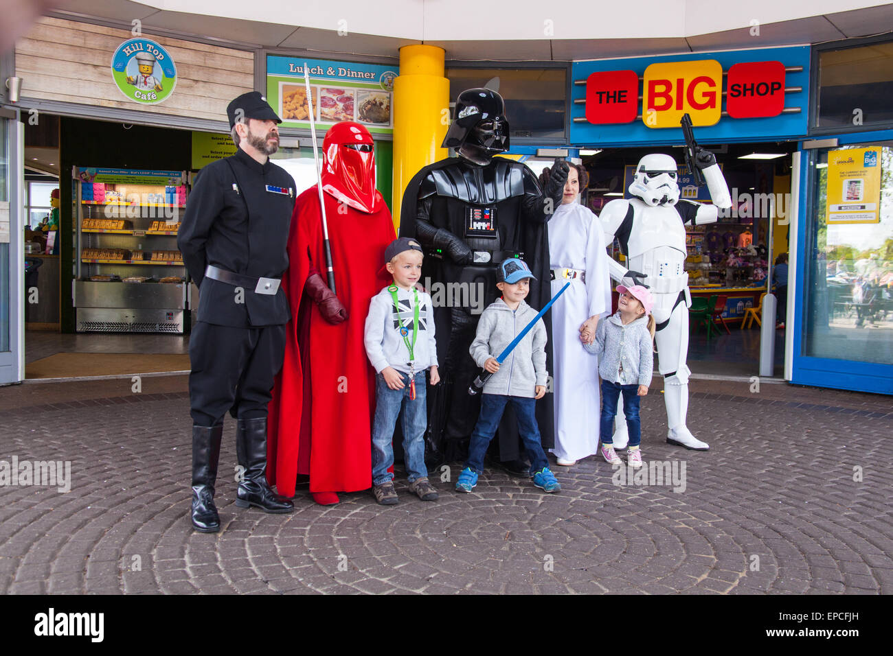 Robe de Star Wars à Legoland Windsor le monde jour de la guerre des étoiles ' peut être la 4ème avec vous". Londres, Angleterre, Royaume-Uni. Banque D'Images