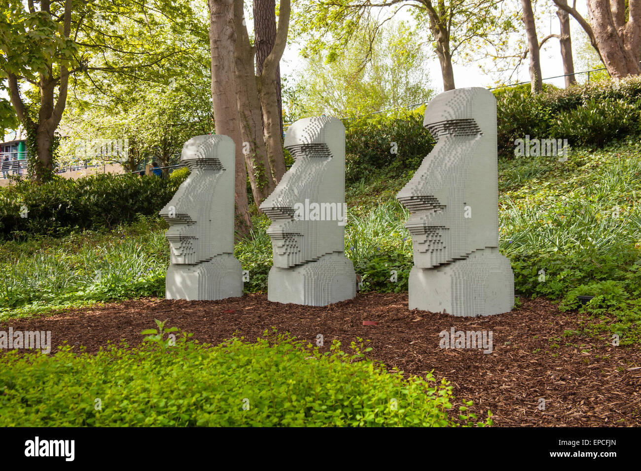 Statuts de l'île de Pâques au Parc Legoland Windsor, London, Angleterre, Royaume-Uni. Banque D'Images