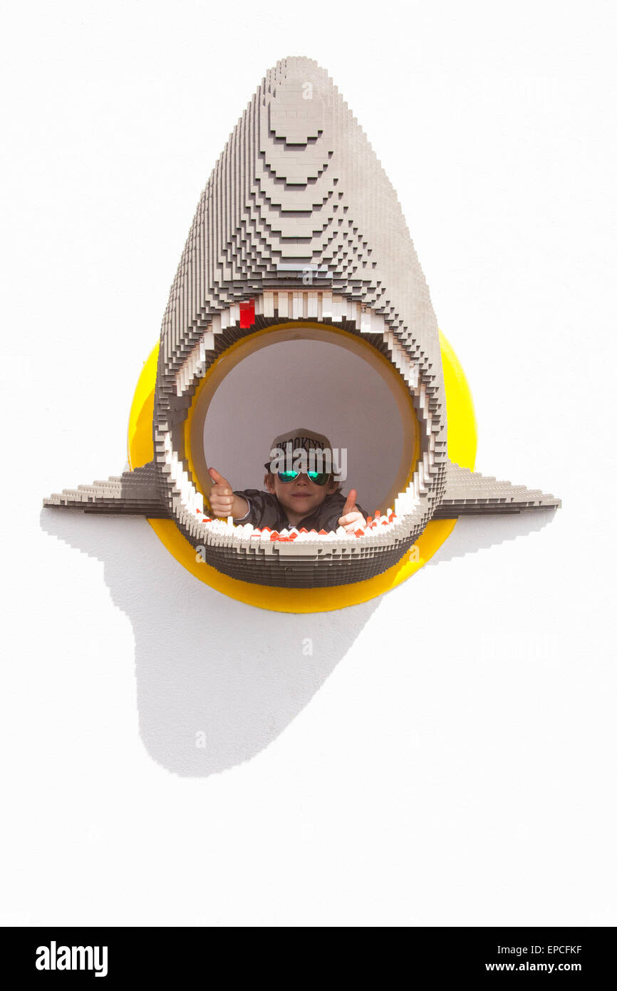 Six ans dans une bouche à requins lego Legoland Windsor, London, Angleterre, Royaume-Uni. Banque D'Images