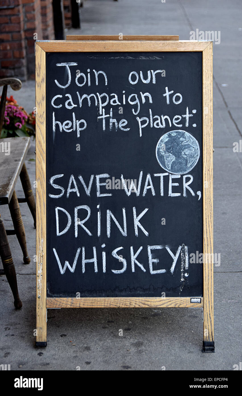 Un drôle de signe extérieur d'un liquor store encourageant la consommation d'alcool dans l'East Village, New York City Banque D'Images