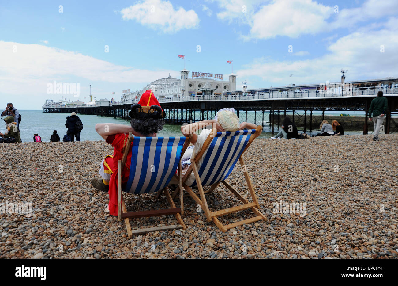 Brighton, UK. 16 mai, 2015. Une vraie vie Punch et Judy de prendre une pause de l'exécution du Brighton Festival Fringe d'un peu de soleil sur la plage en superbe beau temps aujourd'hui . Joanne Tremarco et Christopher Murray sont de l'Foolsize Theatre et participent à "l'Arcade de fous' mini-festival Crédit : Simon Dack/Alamy Live News Banque D'Images