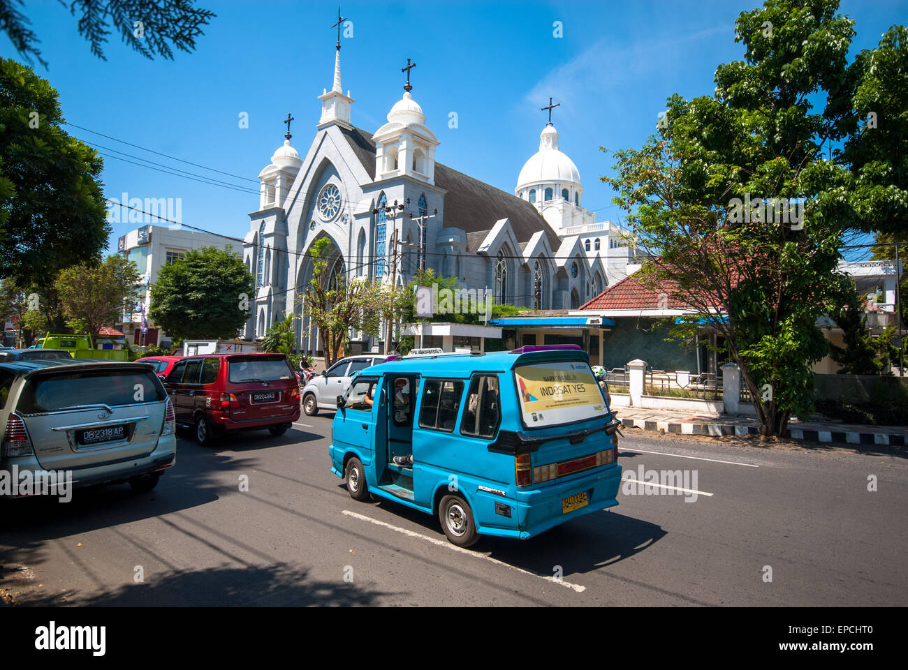 Minibus et de l'église au centre-ville de Manado à Sulawesi Indonésie Banque D'Images