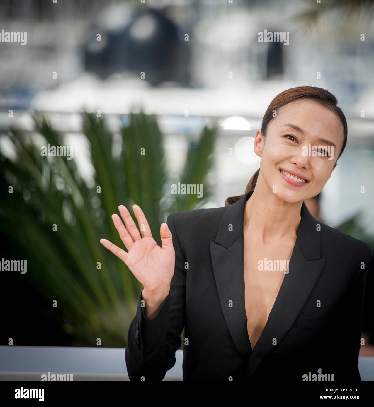 (150516) -- CANNES, Mai 16, 2015 (Xinhua) -- L'actrice Jeon Do-Yeon sud-coréen pose dans un photocall pour le film 'Le' éhonté au 68e Festival du Film de Cannes, dans le sud-est de la France, le 16 mai 2015. (Xinhua/Chen Xiaowei) Banque D'Images