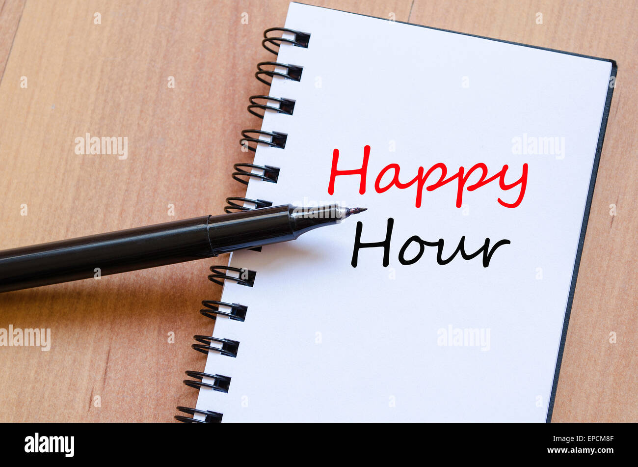 Le bloc-notes et stylo encre blanche sur le bureau en bois Concept Happy Hour Banque D'Images
