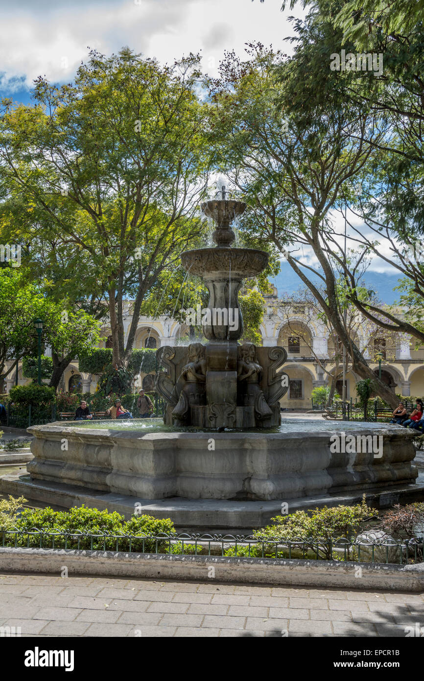 Mermaid fontaine construite par Diego de Porres en 1737 dans la région de Antigua Guatemala's Central Park. Banque D'Images