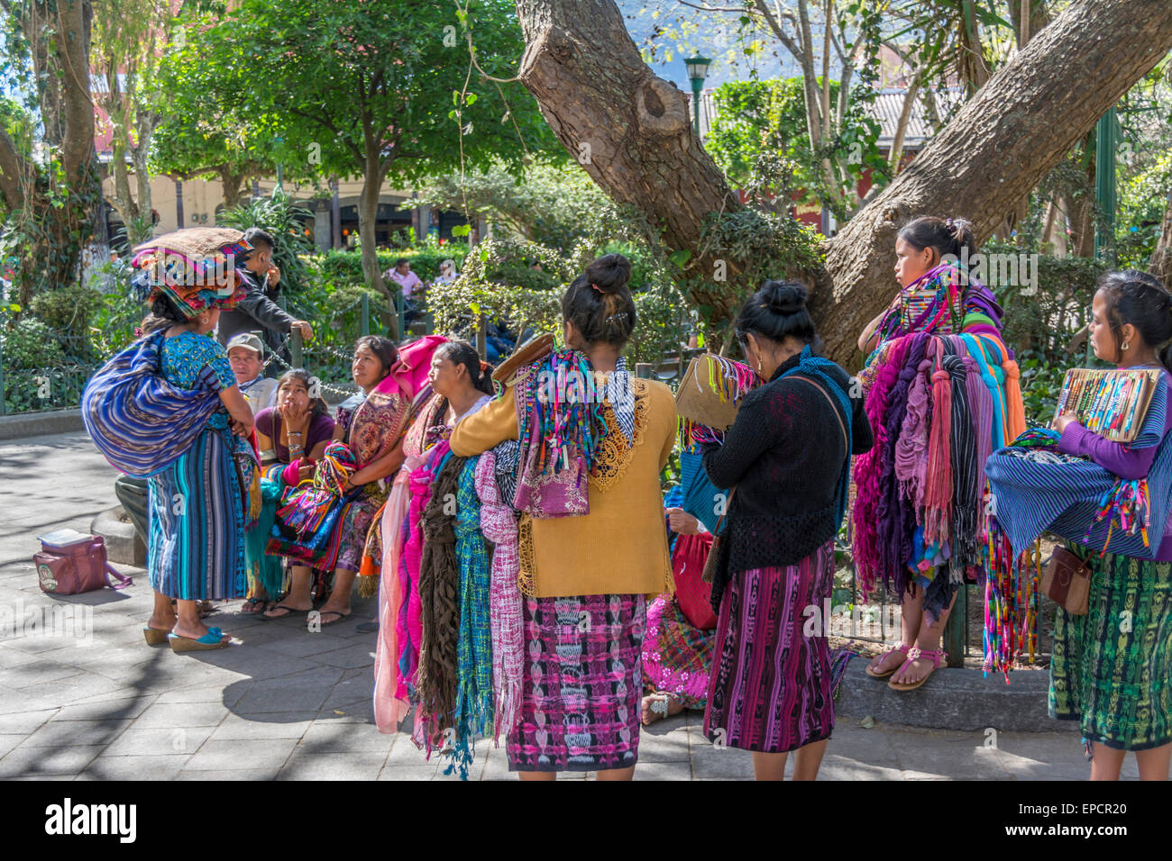 Les femmes en robe traditionnelle maya avec le tissu à vendre à Central Park d'Antigua Guatemala Banque D'Images