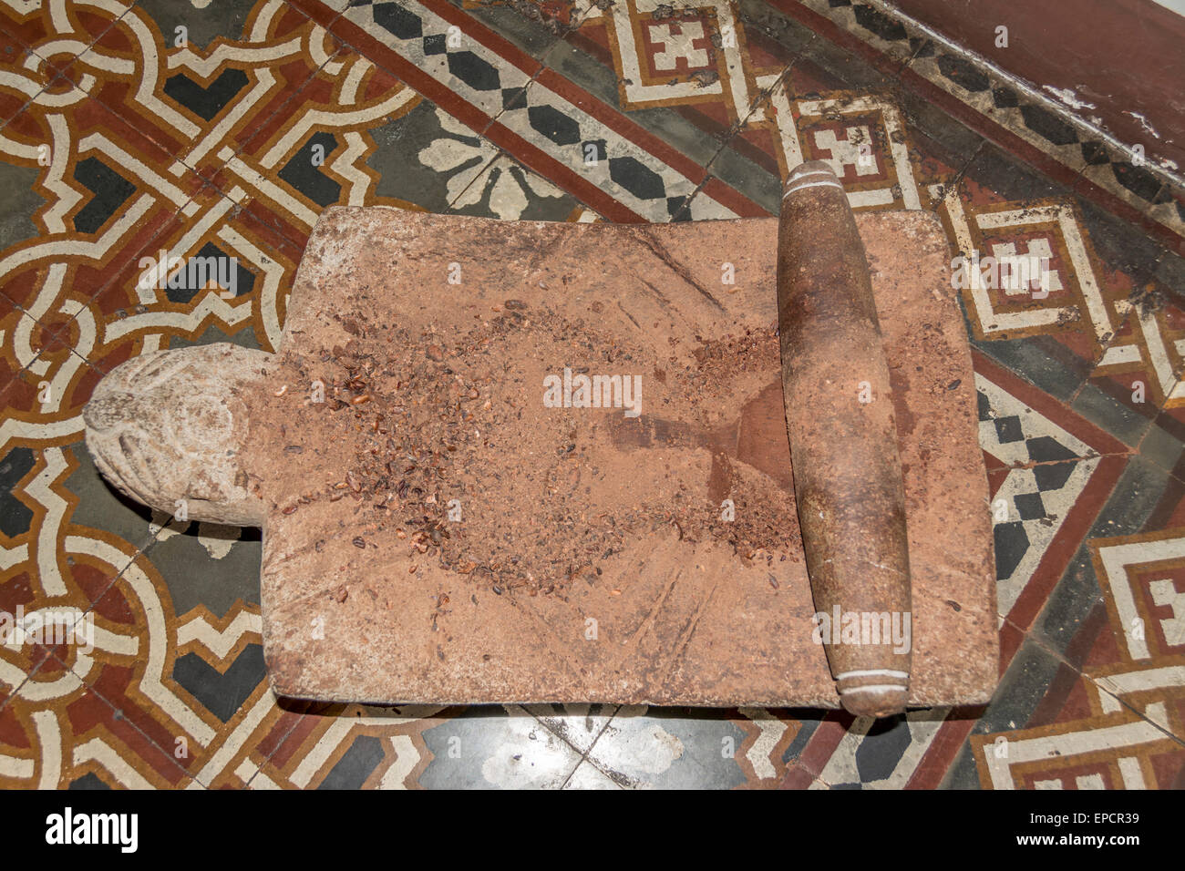 Mortier et pilon pour broyer les fèves de cacao à la main Musée et ateliers ChocoMuseo ou musée du chocolat à Antigua Guatemala Banque D'Images