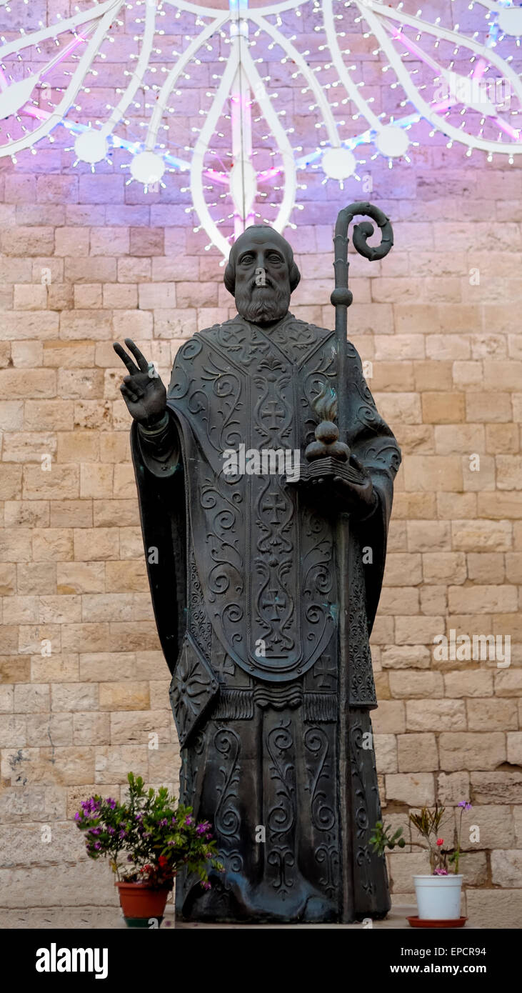 Statue en bronze avec luminaria de Saint-nicolas près de Basilica of Saint Nicholas (Basilica di San Nicola), Bari, Pouilles, Italie Banque D'Images