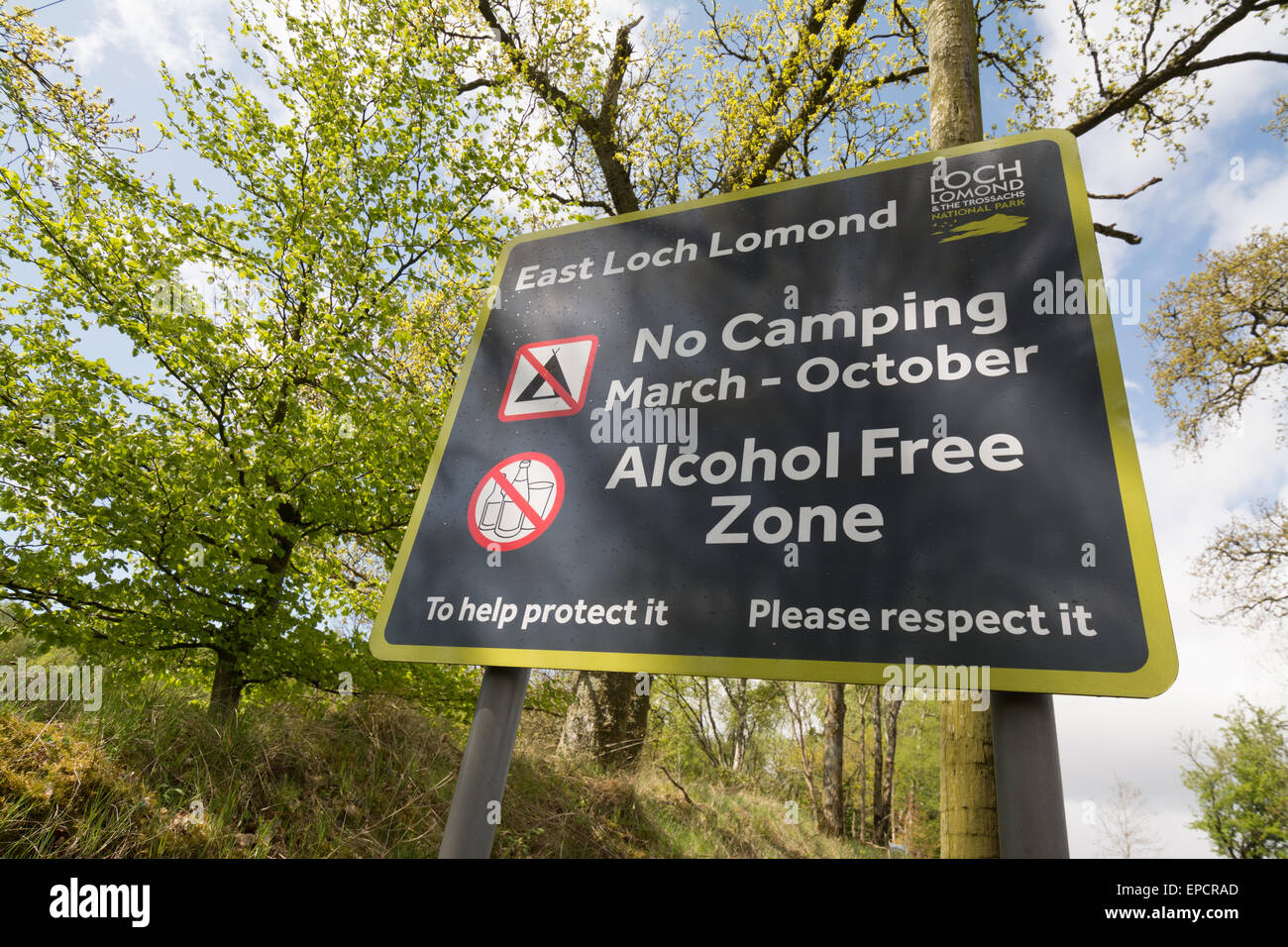 Inscrivez-vous dans le Loch Lomond et les Trossachs National Park montrant pas de camping ou de l'alcool sur le côté est du lac pendant la saison estivale Banque D'Images