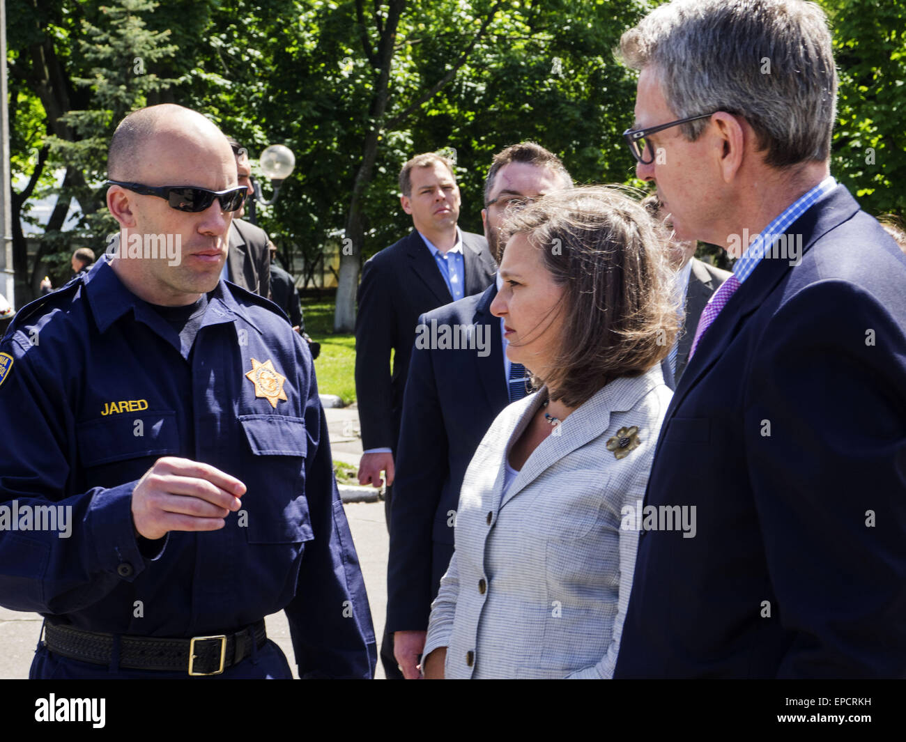 Kiev, Ukraine. 16 mai, 2015. Sous-secrétaire d'État aux Affaires européennes et eurasiennes Victoria Nuland parle aux membres des médias à l'occasion de sa visite à l'institut de formation des unités de police, des spécialistes de la sécurité publique, services psychologiques et la garde nationale de l'Ukraine, à Kiev, Ukraine, le 16 mai 2015. 16 mai, 2015. Au cours de sa visite en Ukraine, Nuland a rencontré le Premier ministre ukrainien Arseni Iatseniouk pour discuter de questions qui inclus "surmonter l'agression russe, ' le gouvernement ukrainien a dit. © Igor Golovniov/ZUMA/Alamy Fil Live News Banque D'Images