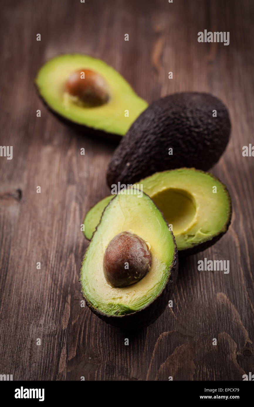 Avocado on wooden table Banque D'Images