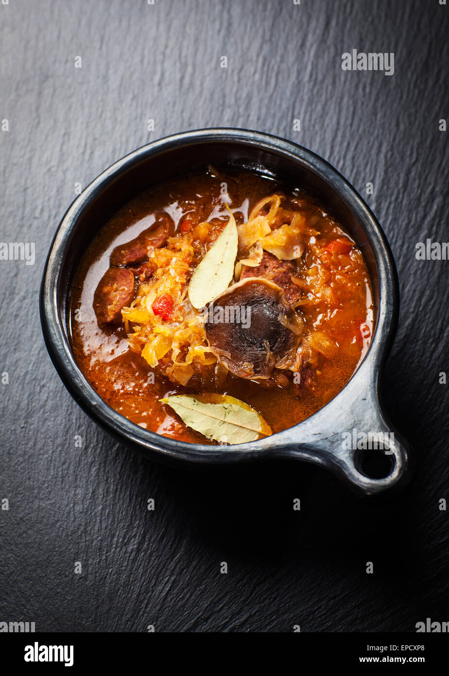 La choucroute - soupe aux champignons soupe aux choux et sujuk ( saucisse épicée) Banque D'Images