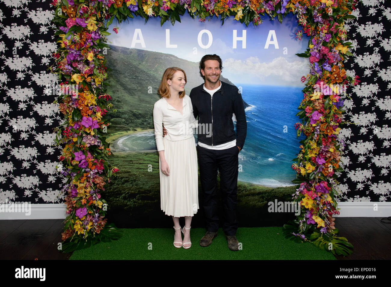 Emma Stone et Bradley Cooper arrivent à un photocall pour l'Aloha, Londres. Banque D'Images