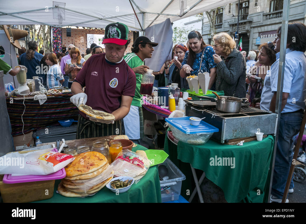 Buenos Aires, Buenos Aires, Argentine. 16 mai, 2015. Doté d''un festival de la gastronomie mexicaine et de la musique est tenue à l'Avenida de Mayo, au centre-ville de Buenos Aires dans le cadre du programme ''Buenos Aires célèbre.'' par lequel la ville rend hommage à différentes communautés. Credit : Patricio Murphy/ZUMA/Alamy Fil Live News Banque D'Images