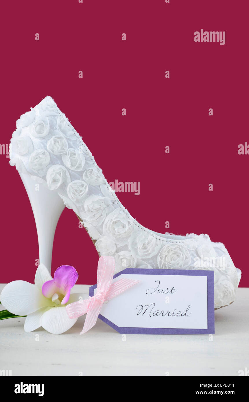 Juin mariage mariée avec concept floral blanc chaussures haut talon et fleur de frangipanier blanc sur la table et shabby chic couleur marsala ba Banque D'Images