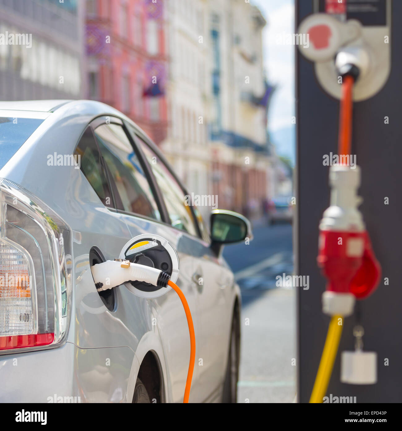 Voiture électrique dans la station de charge. Banque D'Images