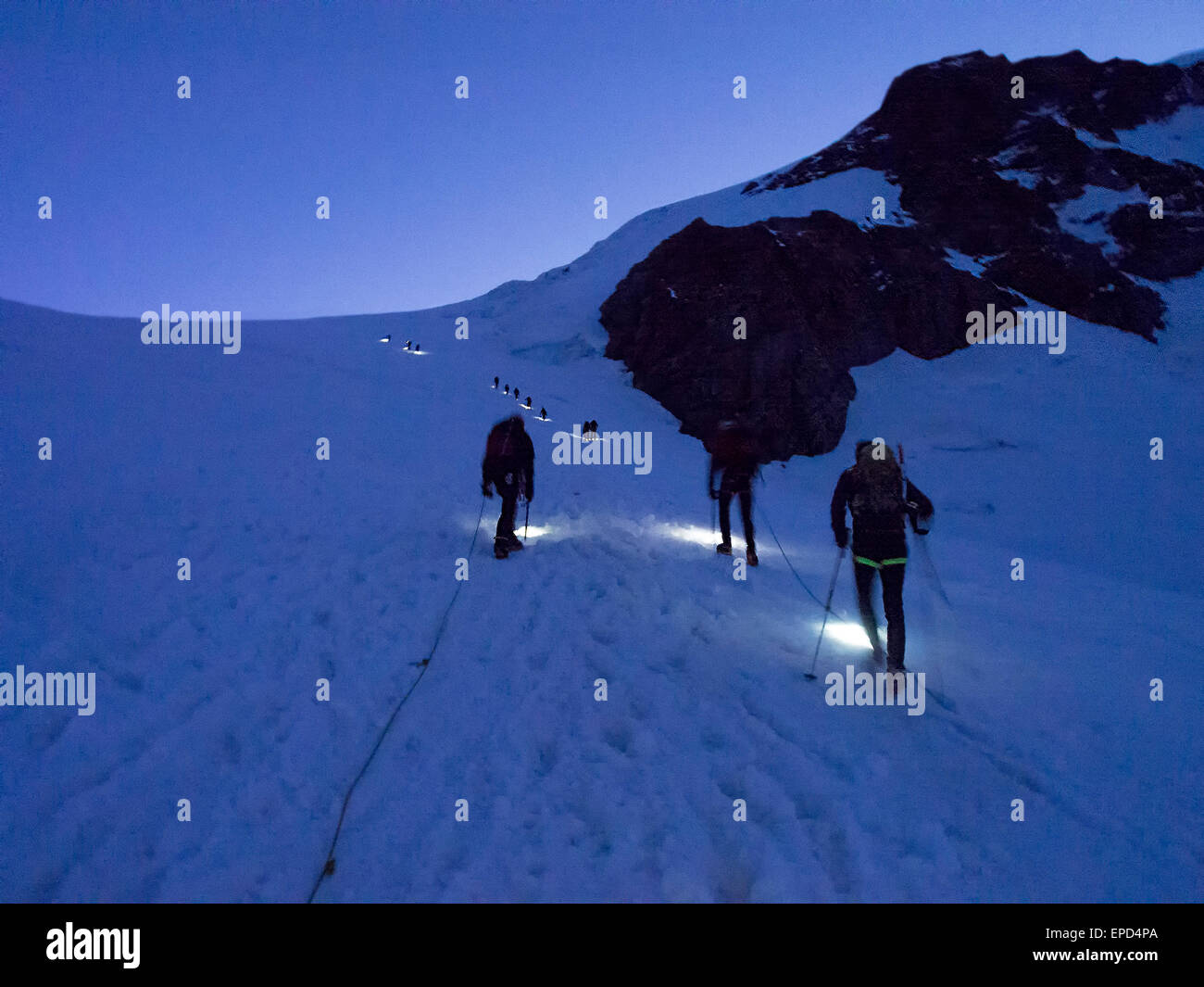 Alpinistes sur le Monte Rosa la nuit, Alpes, Italie Banque D'Images