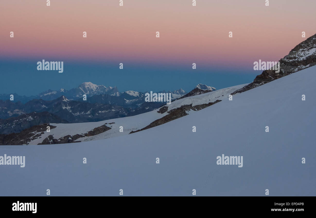 Lever du soleil de couleur sur Gran Paradiso, Alpes, Italie Banque D'Images