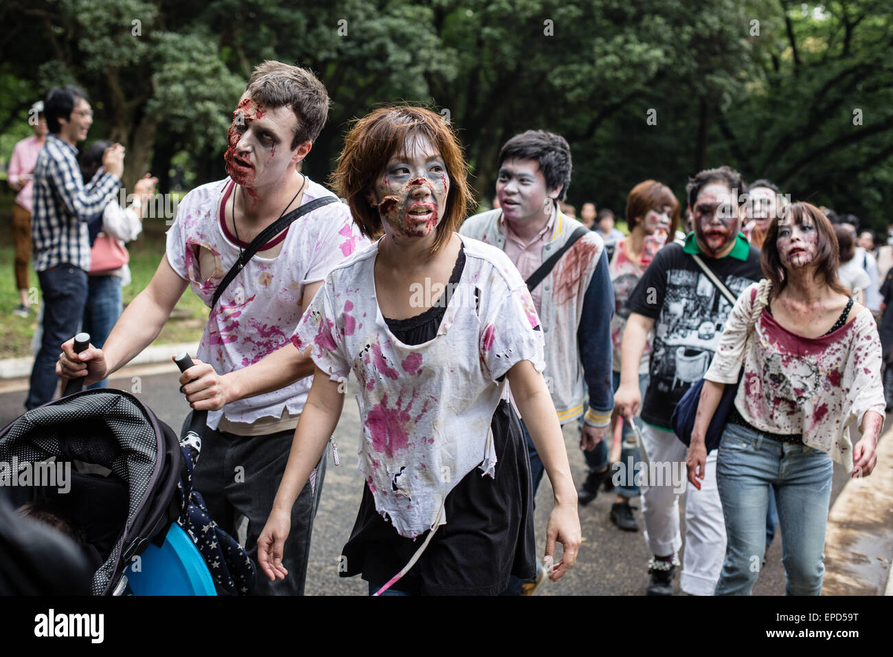 Tokyo, Japon. 16 mai, 2015. Dans cette photo publiée le 17 mai 2015, montre les participants déguisés en zombies walking through Tokyo's Parc Yoyogi. La marche a lieu chaque année, où des centaines de zombie maniacs se rassemblent pour s'habiller en costume de zombie. Credit : AFLO/Alamy Live News Banque D'Images