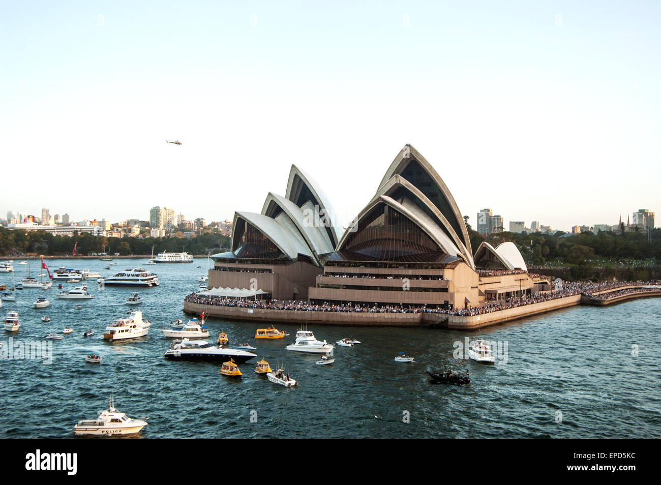 Le port de Sydney avec Opera House au cours de la reine Elizabeth 2 visite Banque D'Images