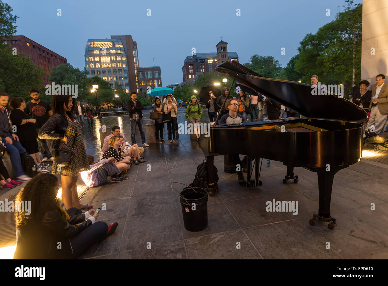 New York NY 15 mai 2015 - Pianiste Colin Huggins à jouer du piano sous l'arche sur un soir de pluie à Washington Square Banque D'Images