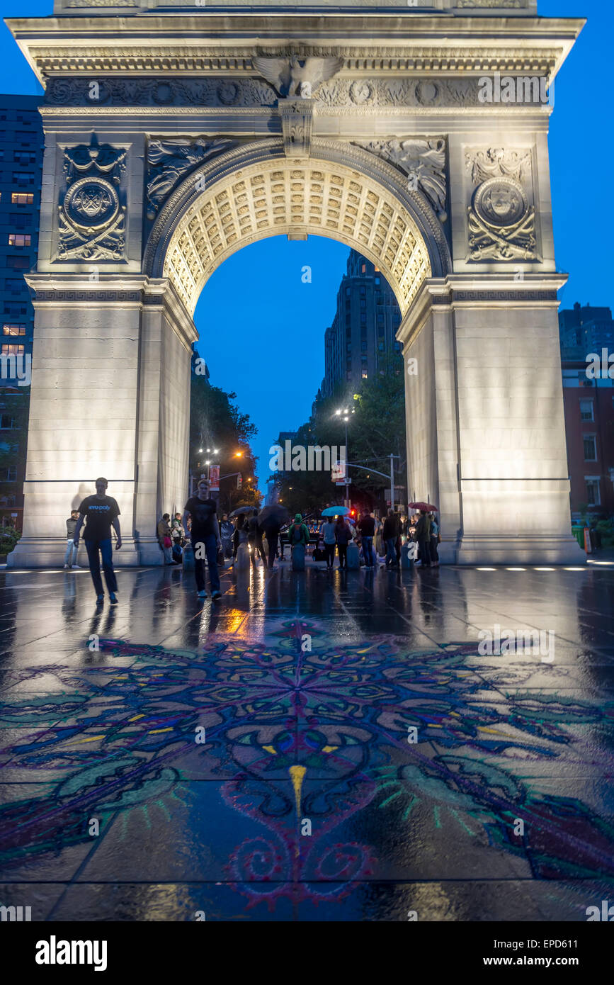 New York, NY 15 mai 2015 - dessins à la craie sur la chaussée mouillée près de l'arche de Washington Square Park Banque D'Images